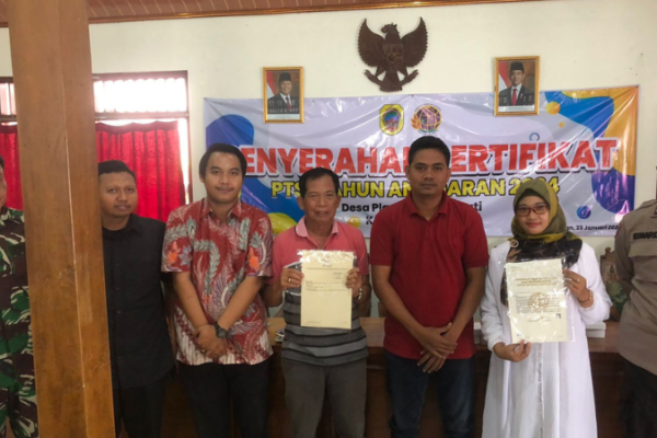 Kantor Pertanahan Kabupaten Pati Serahkan Sertipikat Hasil PTSL di Desa Plangitan, Pati