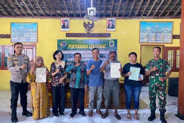 BPN PATI SERAHKAN RATUSAN SERTIPIKAT HASIL PTSL KEPADA WARGA DESA REJOAGUNG, TRANGKIL
