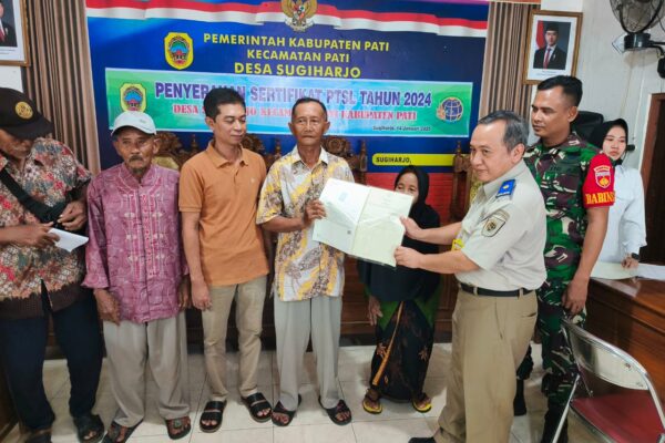 367 Sertipikat telah diserahkan oleh Ketua Tim 5 PTSL Kantor Pertanahan Kabupaten Pati kepada Warga Peserta PTSL Desa Sugiharjo, Pati