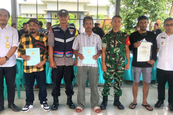 Kantah Kab Pati Serahkan Sertipikat Hak Atas Tanah Hasil PTSL di Desa Kedumulyo, Sukolilo