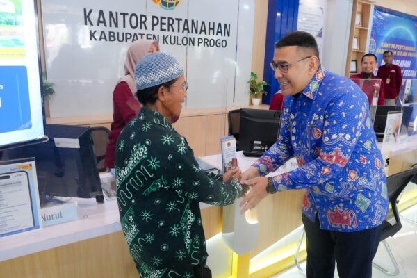 Kunjungi Kantah Kabupaten Kulon Progo, Wamen Ossy Sosialisasikan Langsung Keunggulan Sertipikat Elektronik ke Masyarakat