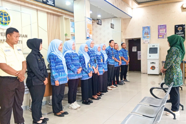 Kantor Pertanahan Kabupaten Pati Gelar Briefing Petugas Loket Sebelum Pelayanan dimulai pada 26 Juni 2025